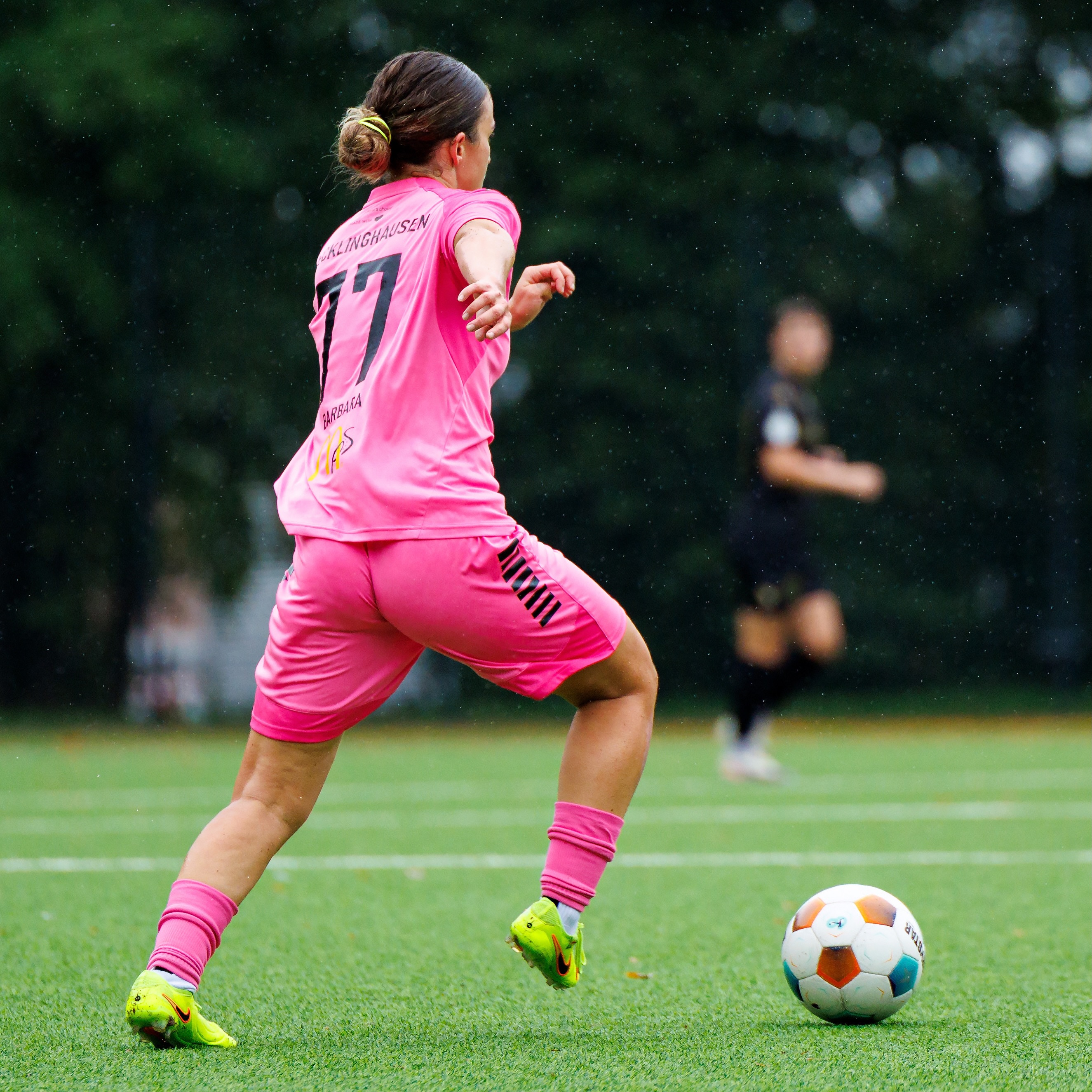 💙🤍 𝙃𝙚𝙞𝙢𝙨𝙞𝙚𝙜 𝙜𝙚𝙜𝙚𝙣 𝙁𝙤𝙧𝙩𝙪𝙣𝙖 𝙆𝙤̈𝙡𝙣
… mit großer Motivation ins Spiel gegangen
… bereits in der 5. min die Führung erzielt
… mit Leidenschaft das eigene Tor verteidigt
… und am Ende verdient 3 Punkte gefeiert
⚽️ @1.ffcre 🆚 @fortunakoeln_frauen
Bilder vom Spiel (Halbzeit 1)
📸 @ric.baumert
—-
@dombaugmbh
@caseapartments
@burghotel_volmarstein
@experka_
@bauenundleben
@derbystar
@mcdonaldsde
