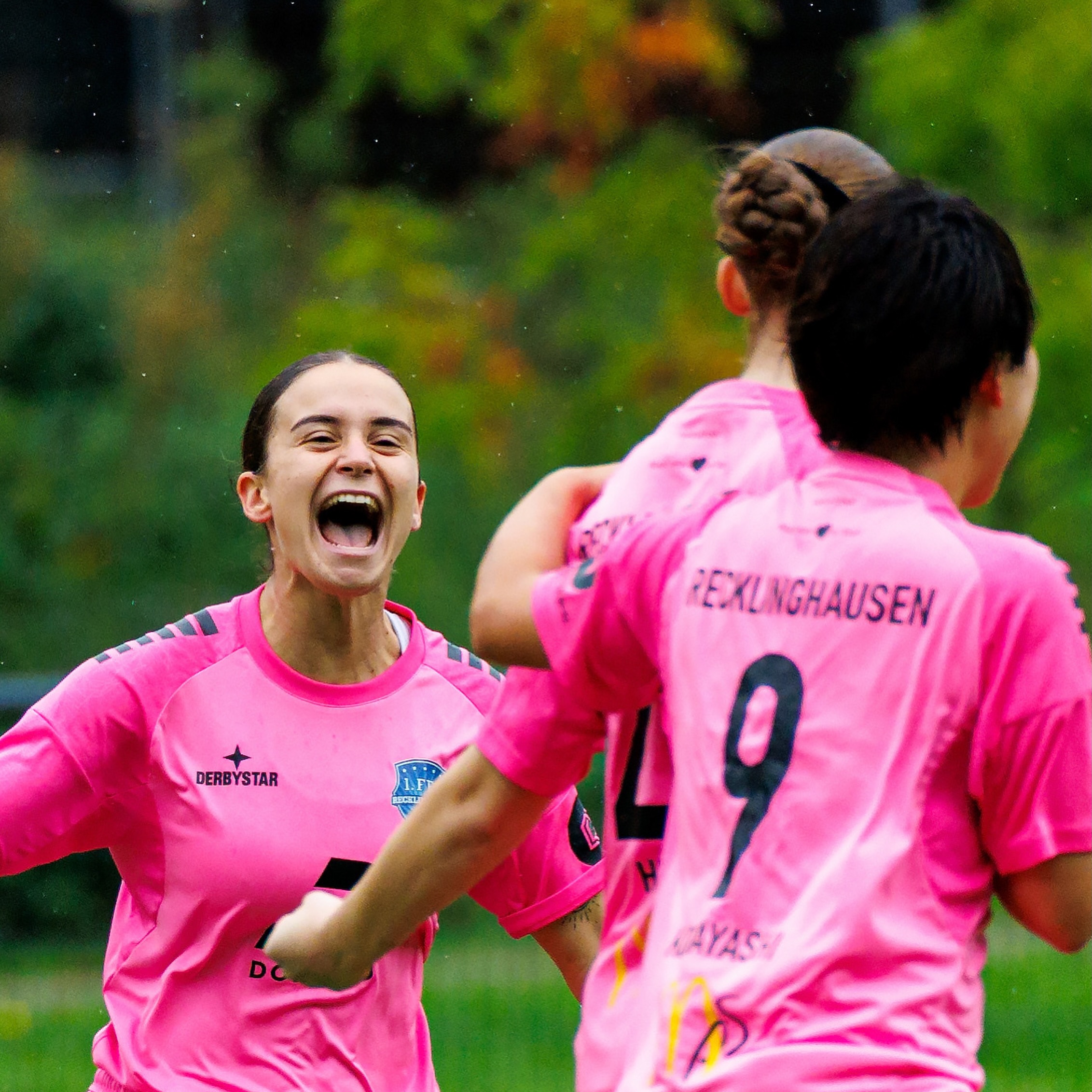 💙🤍 𝙃𝙚𝙞𝙢𝙨𝙞𝙚𝙜 𝙜𝙚𝙜𝙚𝙣 𝙁𝙤𝙧𝙩𝙪𝙣𝙖 𝙆𝙤̈𝙡𝙣
… mit großer Motivation ins Spiel gegangen
… bereits in der 5. min die Führung erzielt
… mit Leidenschaft das eigene Tor verteidigt
… und am Ende verdient 3 Punkte gefeiert
⚽️ @1.ffcre 🆚 @fortunakoeln_frauen
Bilder vom Spiel (Halbzeit 1)
📸 @ric.baumert
—-
@dombaugmbh
@caseapartments
@burghotel_volmarstein
@experka_
@bauenundleben
@derbystar
@mcdonaldsde