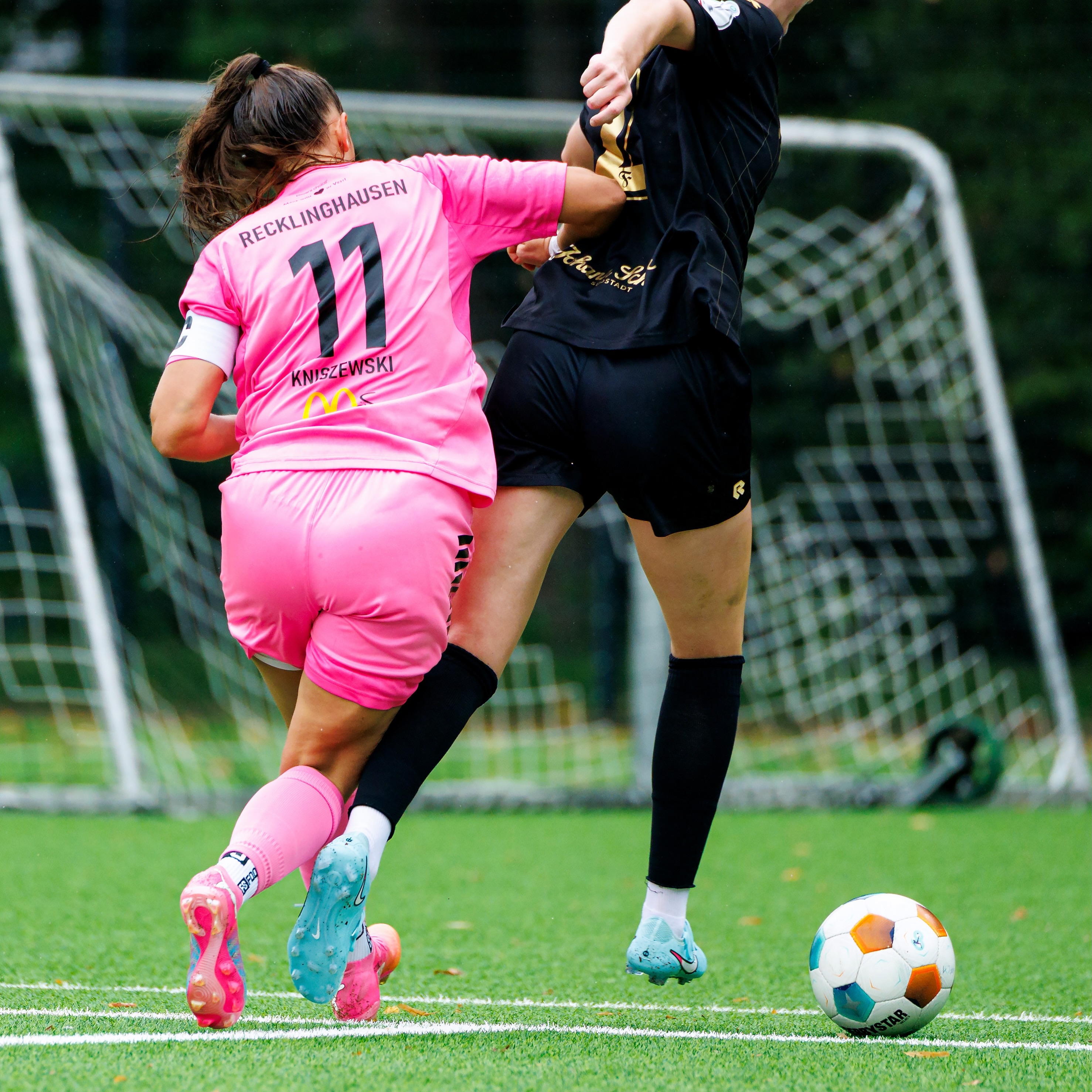 💙🤍 𝙃𝙚𝙞𝙢𝙨𝙞𝙚𝙜 𝙜𝙚𝙜𝙚𝙣 𝙁𝙤𝙧𝙩𝙪𝙣𝙖 𝙆𝙤̈𝙡𝙣
… mit großer Motivation ins Spiel gegangen
… bereits in der 5. min die Führung erzielt
… mit Leidenschaft das eigene Tor verteidigt
… und am Ende verdient 3 Punkte gefeiert
⚽️ @1.ffcre 🆚 @fortunakoeln_frauen
Bilder vom Spiel (Halbzeit 1)
📸 @ric.baumert
—-
@dombaugmbh
@caseapartments
@burghotel_volmarstein
@experka_
@bauenundleben
@derbystar
@mcdonaldsde