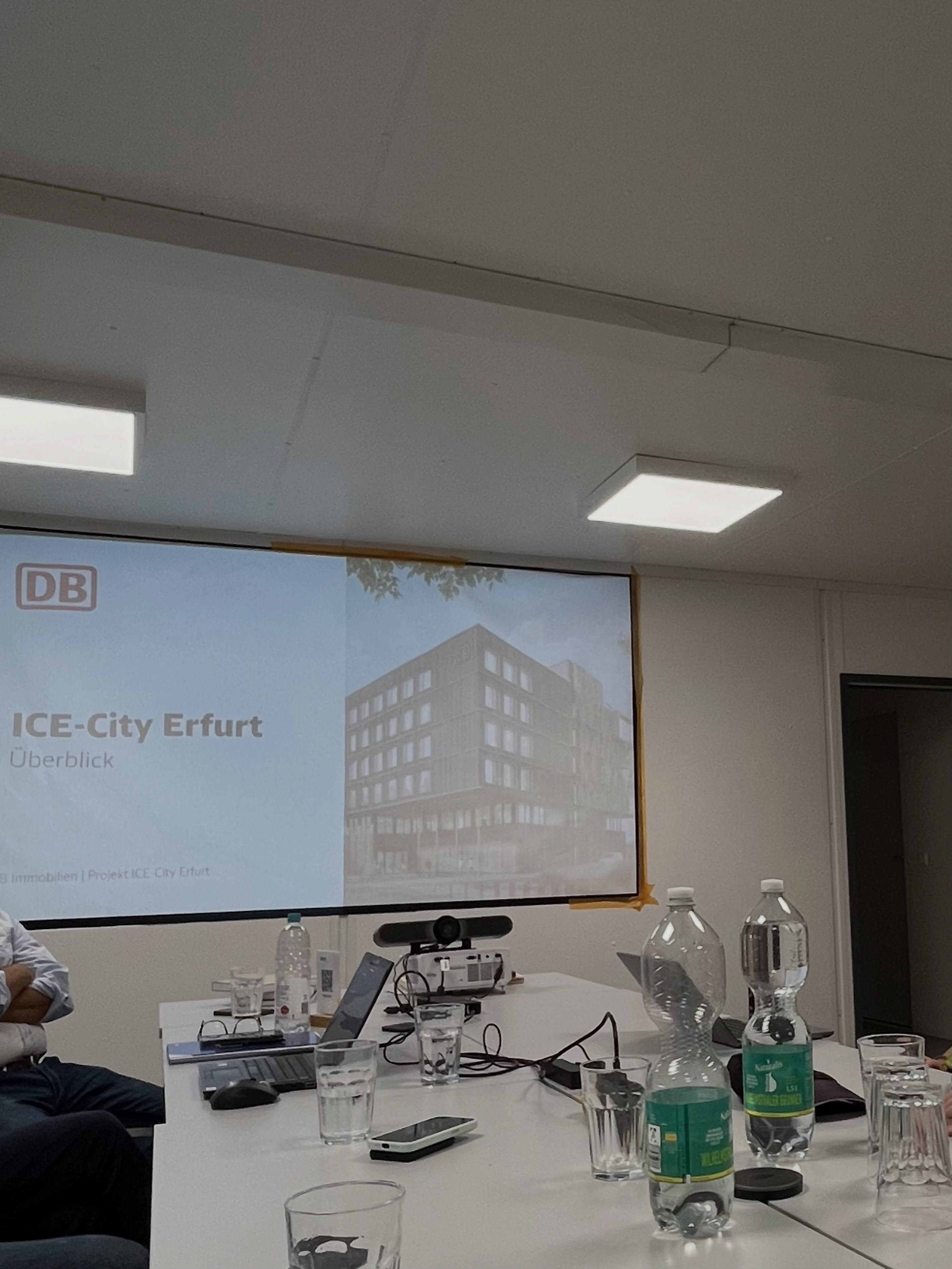 Eisenbahn in der Zukunft! 🚄✨
Wir waren in Erfurt zu Gast beim Projekt ICE City und haben gemeinsam einen Blick hinter die Kulissen der Baustelle geworfen. Es ist beeindruckend zu sehen, wie hier die Weichen für einen moderneren Standort der DB gestellt werden.
Warum uns das wichtig ist? Weil eine starke Schiene Rückgrat braucht! Ein gemeinsamer und innovativer Ort für die Eisenbahn macht die Schiene fit für die Zukunft. Bedeutet für Erfurt sichere Arbeitsplätze und ein neuer nachhaltiger Stadtteil.
Der Austausch mit den Verantwortlichen von DB Campus und der ICE City zeigt, wie wichtig die Weitergabe von Fachwissen ist. Durch die Bildungsangebote und die Veranstaltungen auf dem Campus wird die Wirkungen über Erfurt hinaus gehen.
Ein großes Dankeschön für die Einblicke! Wir bleiben dran, damit die Schiene in Thüringen und deutschlandweit die Priorität bekommt, die sie für das Klima und die Menschen braucht. 🌿🛤️
#Mobilitäswende #ICECity #Erfurt #DeutscheBahn #Klimaschutz